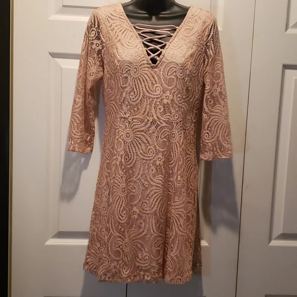 NWOT. ENFOCUS STUDIO ladies lace midi dress with underlining